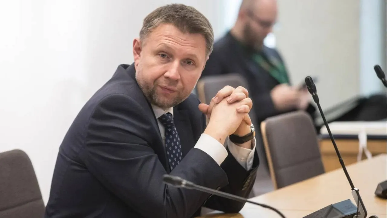 "Warto czytać komunikaty policji". Kierwiński brnie w obronę podległych mu funkcjonariuszy. Dostał odpowiedź!