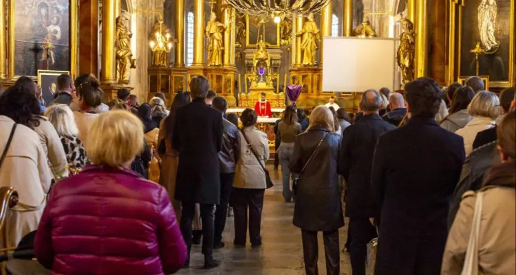 Zmiany w polskim Kościele. Coraz częściej posługę pełnią... żonaci mężczyźni