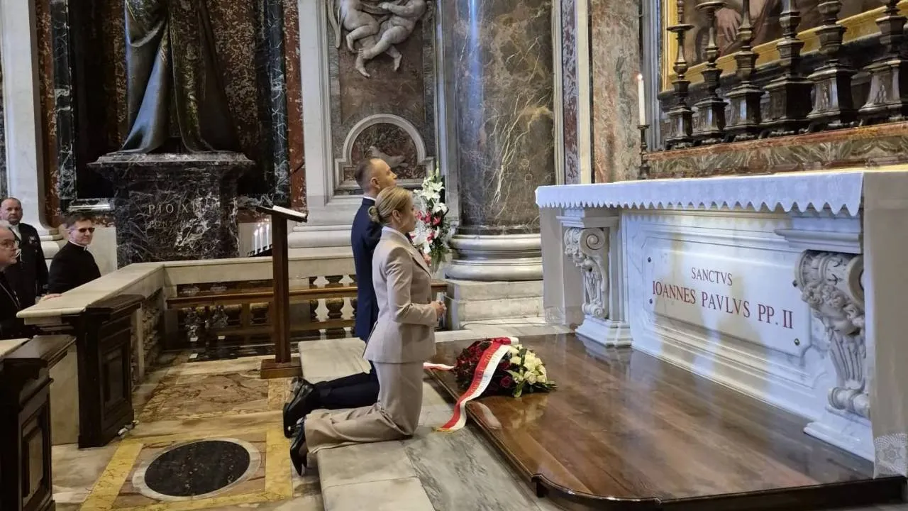 106. rocznica urodzin św. Jana Pawła II. Para prezydencka złożyła kwiaty przy grobie papieża [ZDJĘCIA]