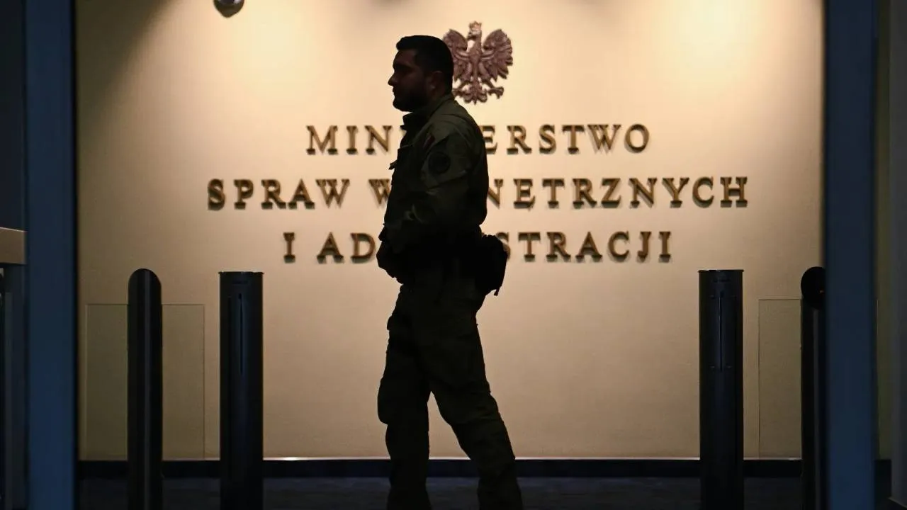 Dziennikarz chciał wyjaśnień w sprawie wejścia policji do Sakiewicza. Dostał reprymendę od rzeczniczki MSWiA
