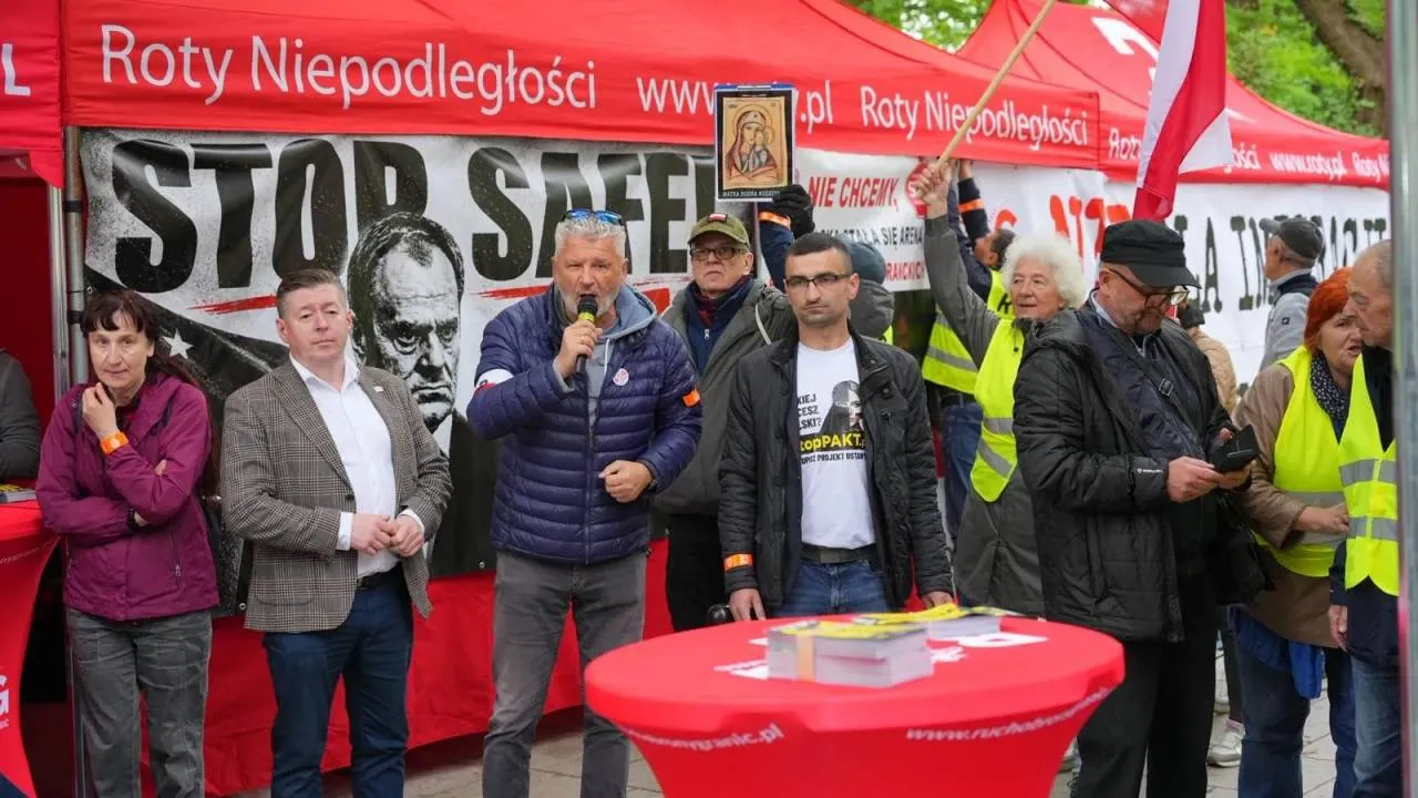 Przed Kancelarią Premiera powstaje "Miasteczko Gniewu". "Ten rząd musi odejść - to nasz główny cel"
