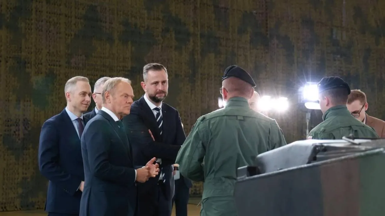 Opóźniona inwestycja w Dęblinie. Były szef MON punktuje Tuska: "znów mija się z prawdą"