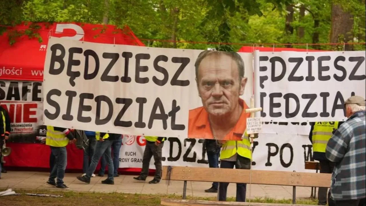 "Miasteczko Gniewu" zostało otoczone policyjnymi barierkami. "Skandaliczne wykorzystywanie służb"