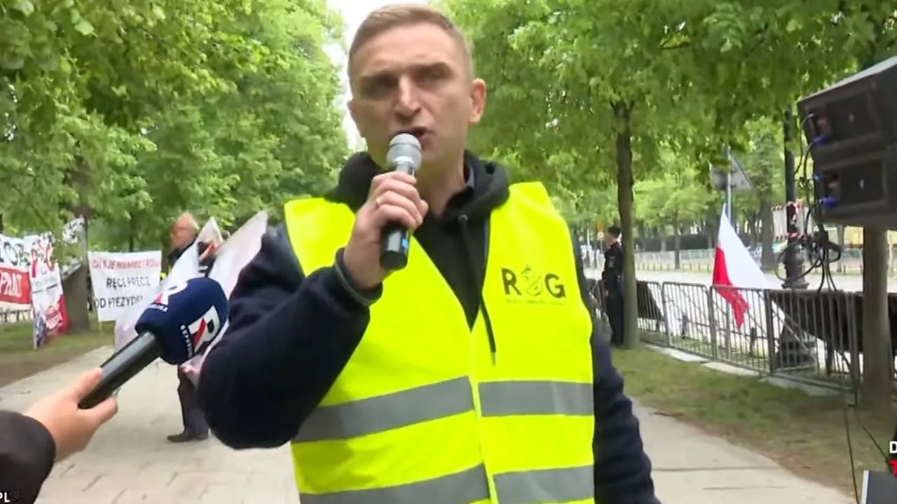 Urzędnicy Trzaskowskiego rozwiązali protest przed KPRM. "Poniosą konsekwencje brania udziału w przestępstwie"
