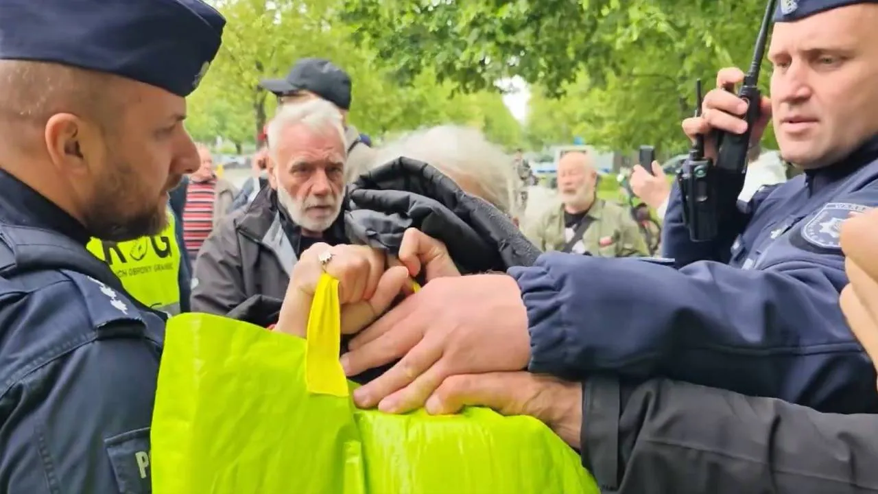Policja odcięła "Miasteczko Gniewu" od jedzenia i wody. Paczki przerzucane przez kordon [WIDEO]