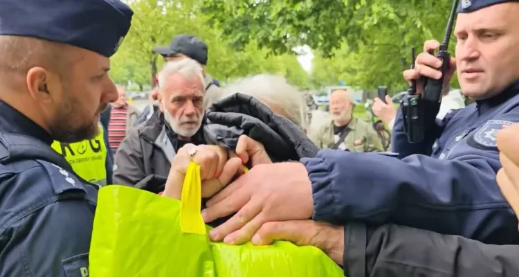Policja odcięła "Miasteczko Gniewu" od jedzenia i wody. Paczki przerzucane przez kordon [WIDEO]