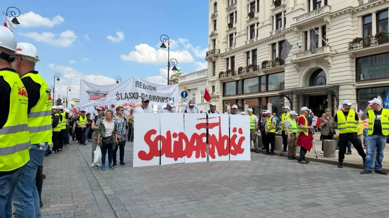 Ruszyła manifestacja z pl. Zamkowego. Nie zabrakło licznej reprezentacji Klubów "Gazety Polskiej"