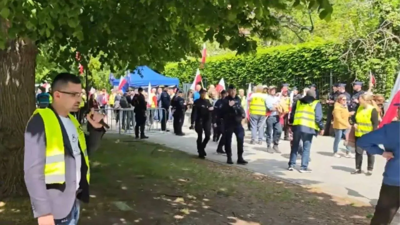 "Miasteczko Gniewu zamienia się w stolicę buntu". Sprzed KPRM zniknęły barierki