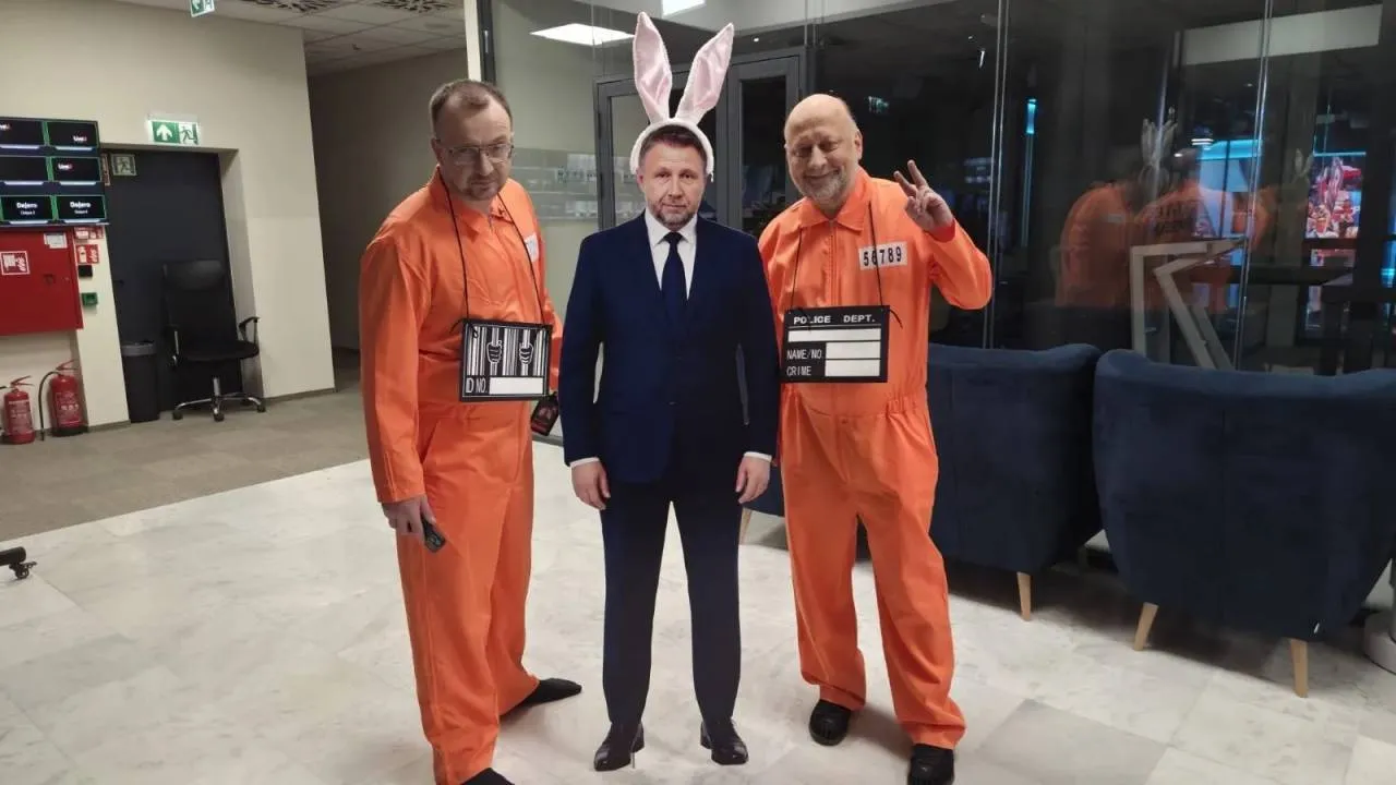 Siekiera, motyka, piłka, szklanka, Tuska nalot i łapanka! Kierwiński z oślimi uszami