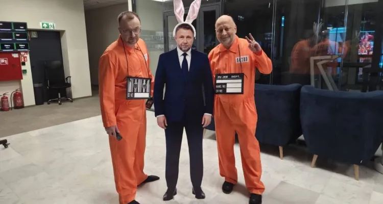 Siekiera, motyka, piłka, szklanka, Tuska nalot i łapanka! Kierwiński z oślimi uszami