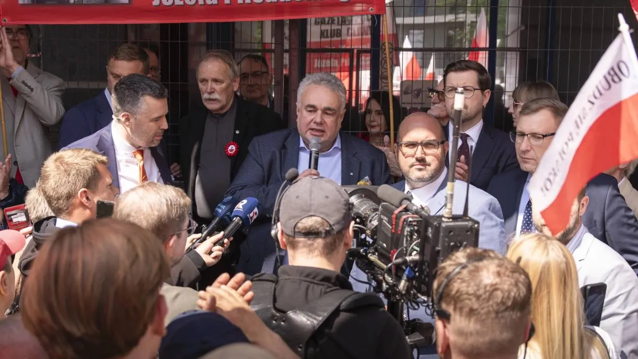 Latkowski wypunktował hipokryzję prorządowych dziennikarzy. Zapomnieli o obowiązującej ich tajemnicy?