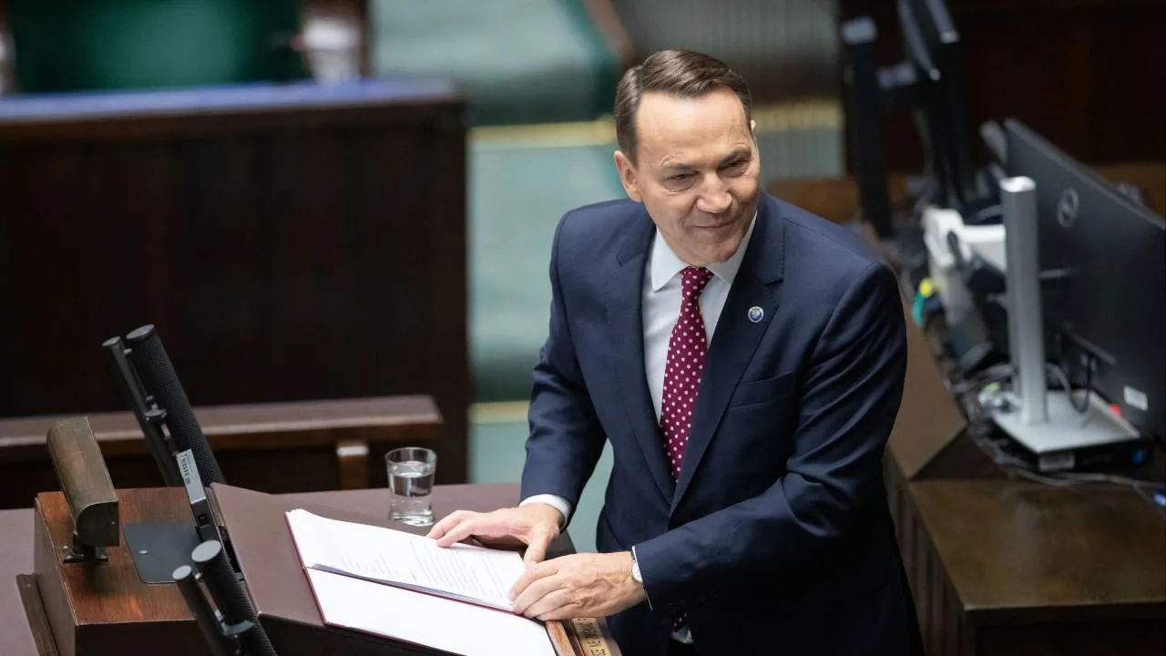 "W tej sprawie też Kancelaria Prezydenta wykonywała to, co do niej należy". Sikorski "pochwalił" prezydenta