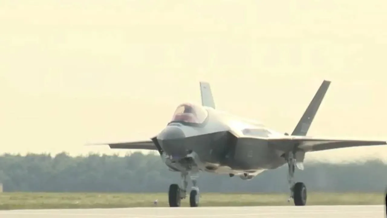 Pierwsze F-35 w Polsce. "Husarze" lądują w bazie w Łasku. "To jest symbol"