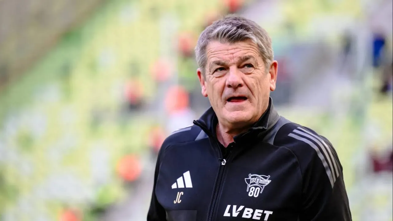 Lechia spadła z Ekstraklasy. Już wiadomo, co z trenerem Carverem