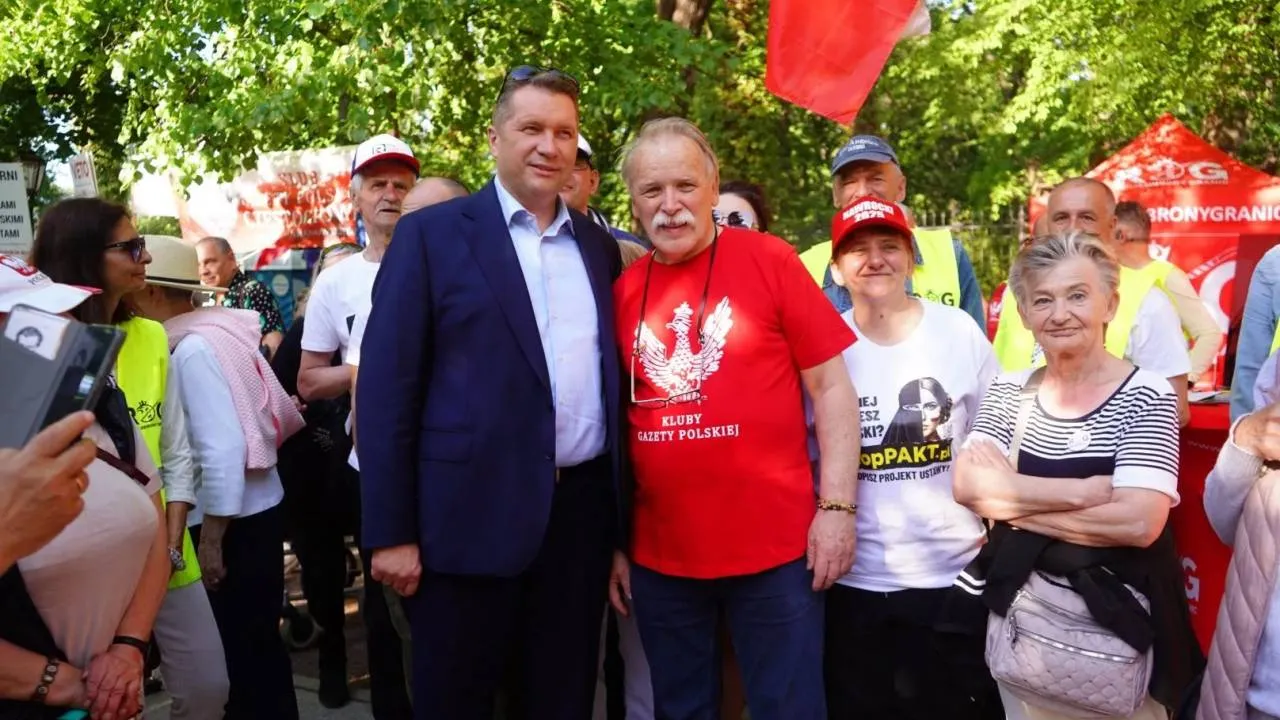 "Ta władza zawiodła". Kandydat PiS na premiera odwiedził Miasteczko Gniewu pod KPRM