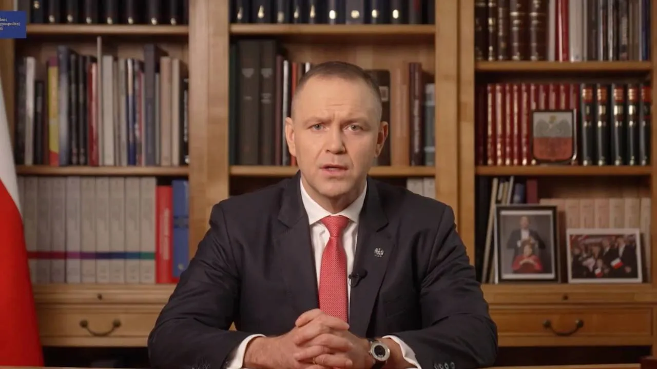Nie tylko strażacy. Jak ustaliła Niezalezna.pl - do domu prezydenta Nawrockiego weszli także policjanci