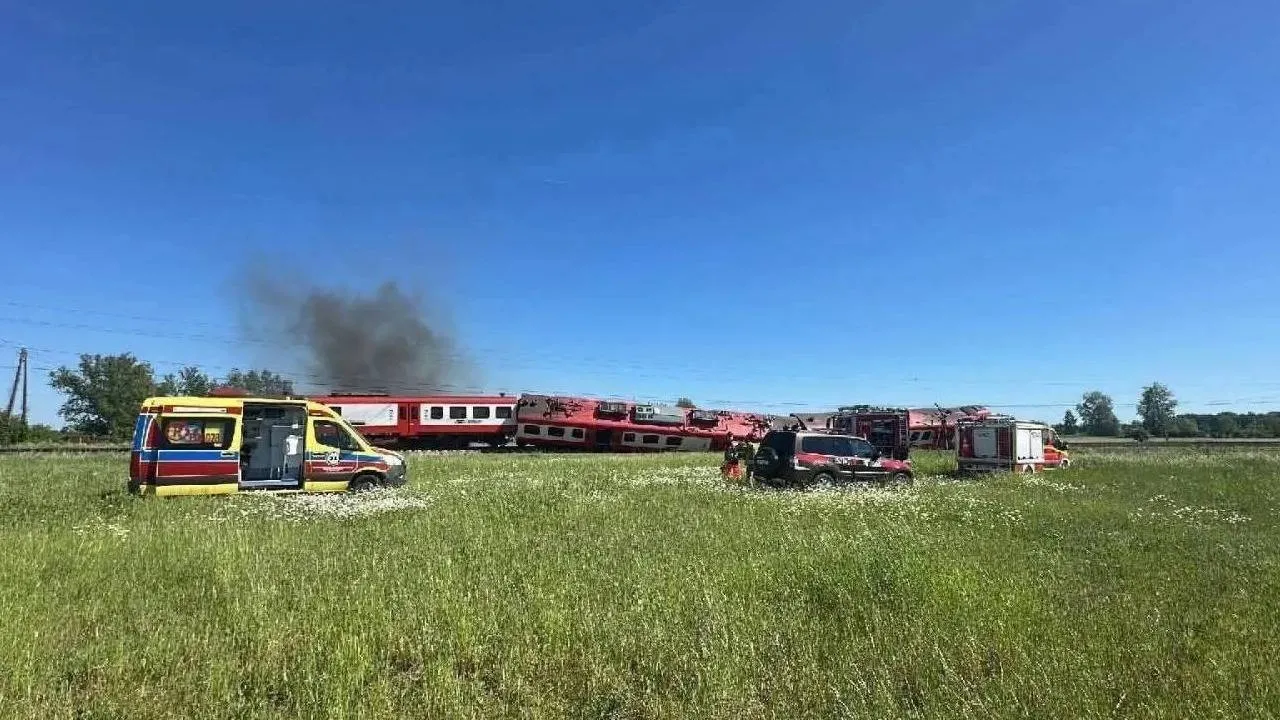 Tragiczny wypadek w Wielkopolsce. Jedna osoba nie żyje, kilkanaście zostało rannych