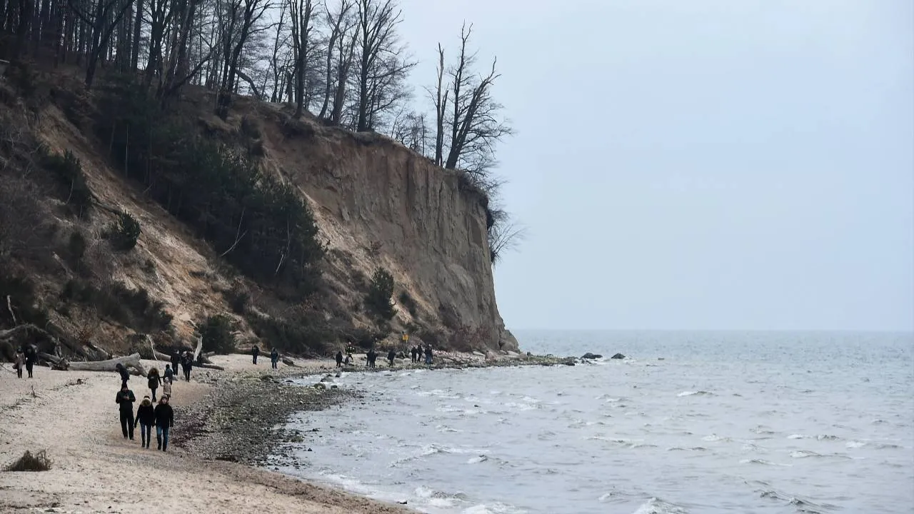 Bałtyk "pożera" polskie plaże. Co roku tracimy obszar 70 boisk piłkarskich