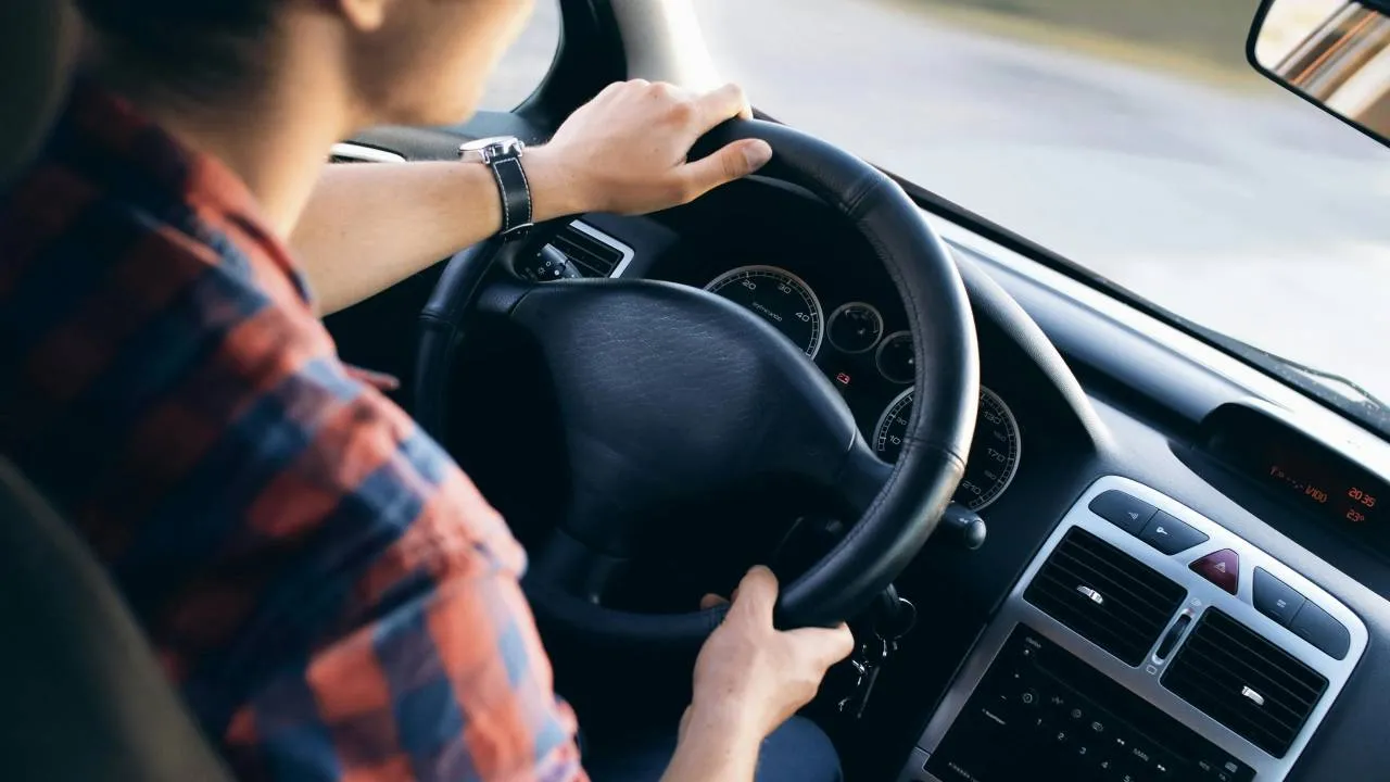 Białym Maserati przekroczył prędkość o ponad 100 km/h. Sąd mandat uchylił, bo... był nieczytelny