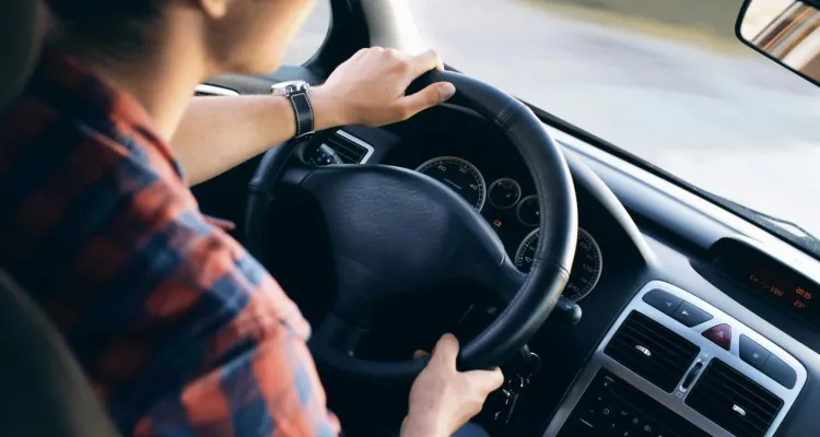 Białym Maserati przekroczył prędkość o ponad 100 km/h. Sąd mandat uchylił, bo... był nieczytelny