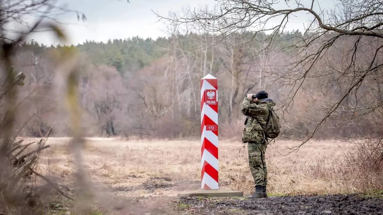 Migranci forsowali zaporę, padły strzały. Zapadł wyrok ws. polskiego żołnierza [SZCZEGÓŁY]