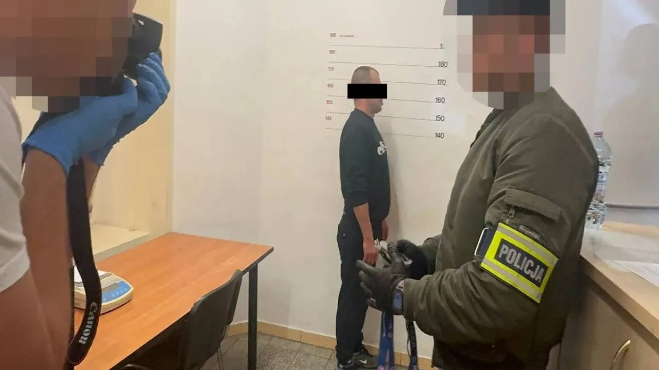 Porwał mężczyznę spod klubu i chciał okraść. Policjanci znaleźli go pod dziecięcym łóżkiem