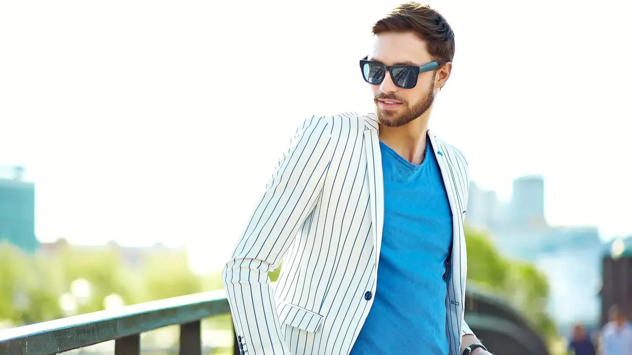 Przewodnik po tkaninach i krojach nowej ery – najpopularniejsze materiały i style koszulek męskich