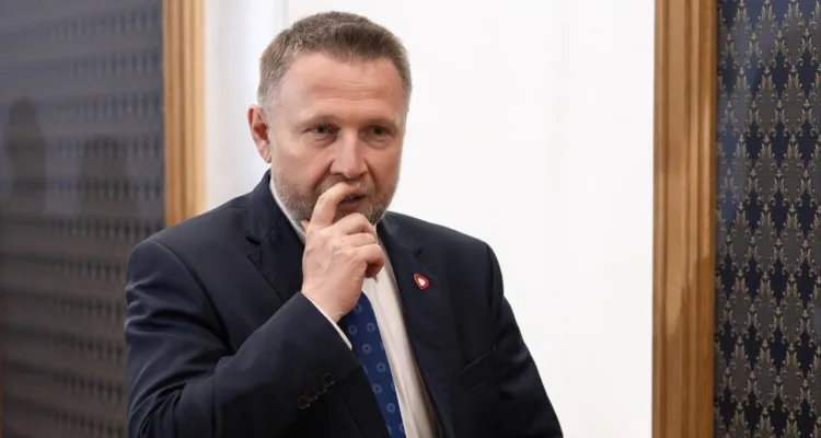 Kryzys wokół Kierwińskiego narasta. Jest sondaż i zapowiedź wotum nieufności [ZOBACZ]