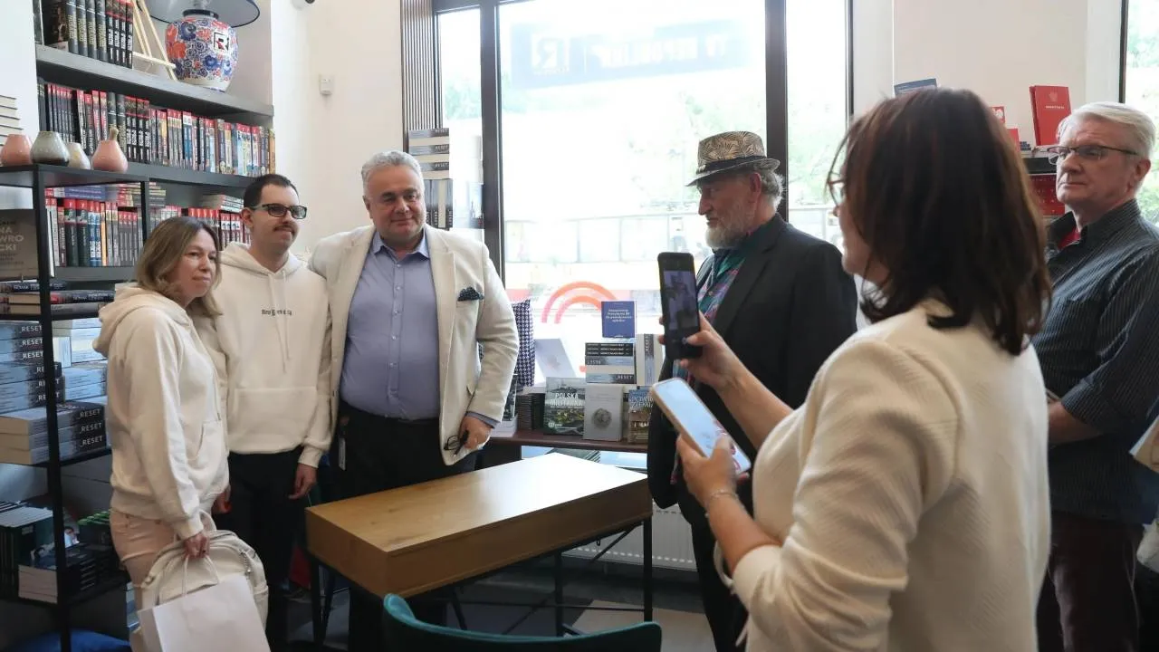 Spotkanie z Tomaszem Sakiewiczem. Prezes TV Republika podpisywał książki. ZOBACZ ZDJĘCIA