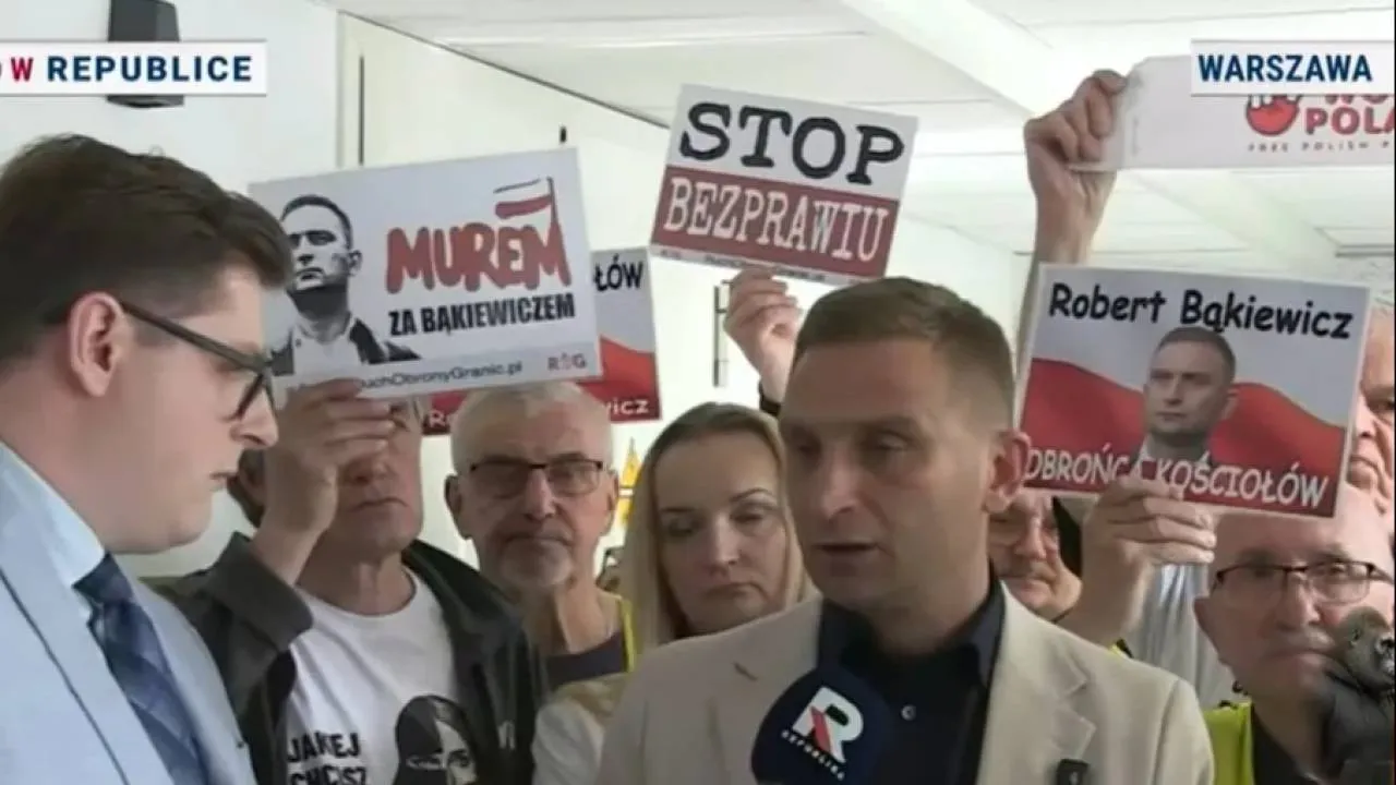 Obrona kościoła zakończona wyrokiem. Robert Bąkiewicz nieprawomocnie skazany