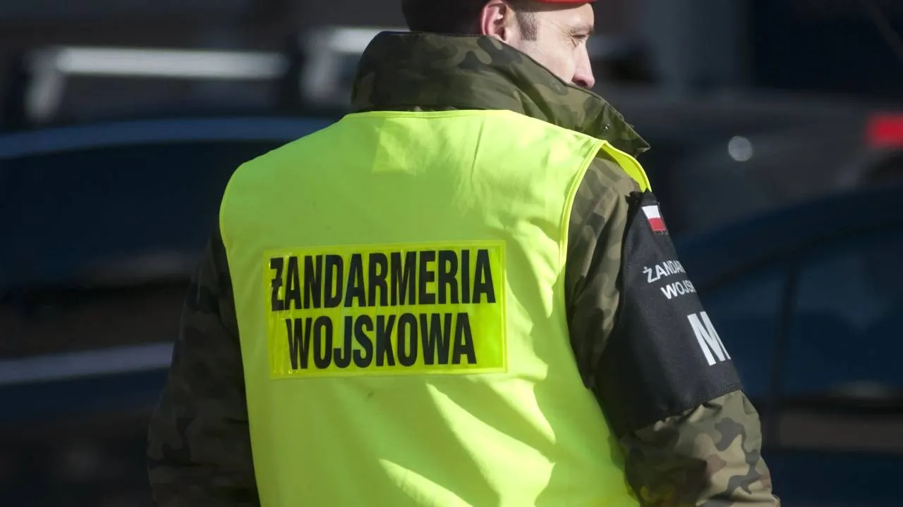 Wojskowe skrzynie porzucone w lesie. Żandarmeria bada sprawę
