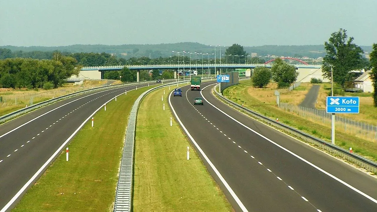 Wypadek na A2. Jedna osoba ranna! Zderzenie ciężarówki z osobówką
