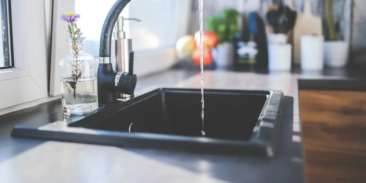 Woda, kran