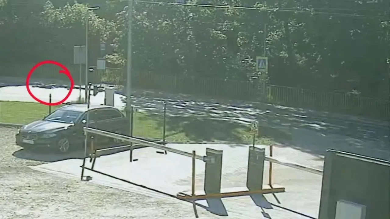 Kierowcy mijali poszkodowaną leżącą na drodze. Policja opublikowała nagranie [WIDEO]
