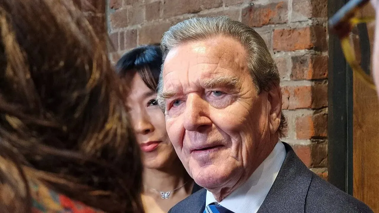 Putin widzi go w roli mediatora. Gerhard Schroeder pojawił się w Moskwie