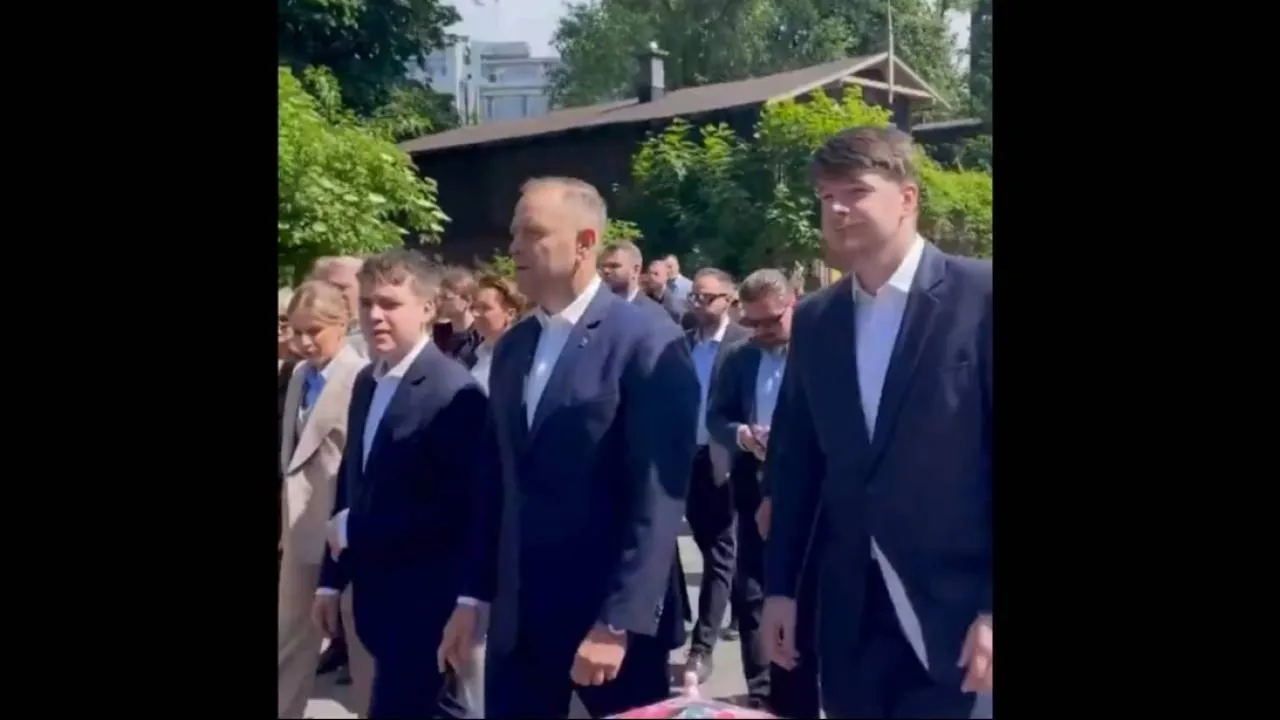 Prezydent z rodziną na procesji Bożego Ciała. Zostali nagrani podczas uroczystości