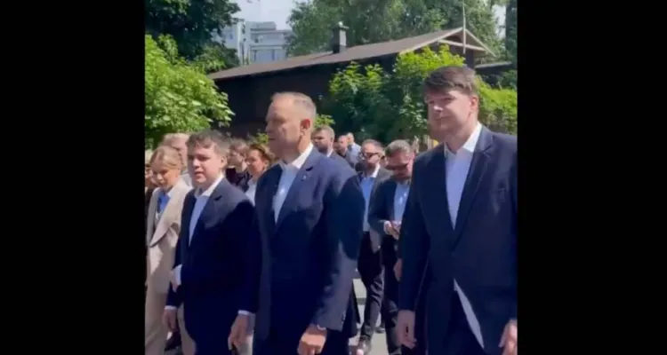 Prezydent z rodziną na procesji Bożego Ciała. Zostali nagrani podczas uroczystości