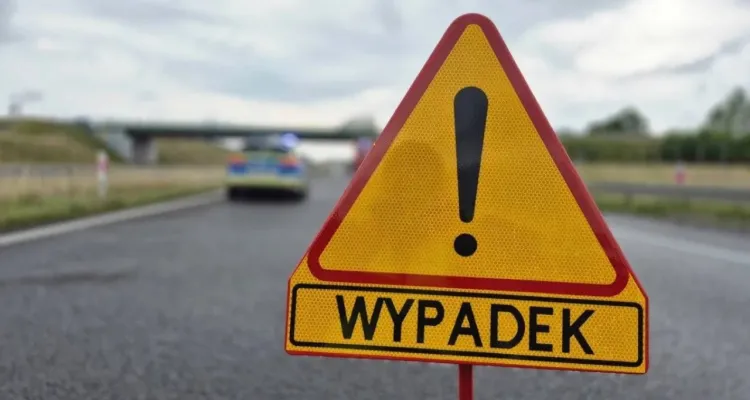 Potężne zderzenie pod Warszawą. Audi rozpadło się na dwie cz
