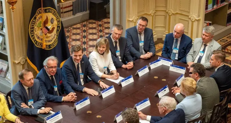 Syn byłego ministra PO poleciał do USA rozmawiać o polskim a