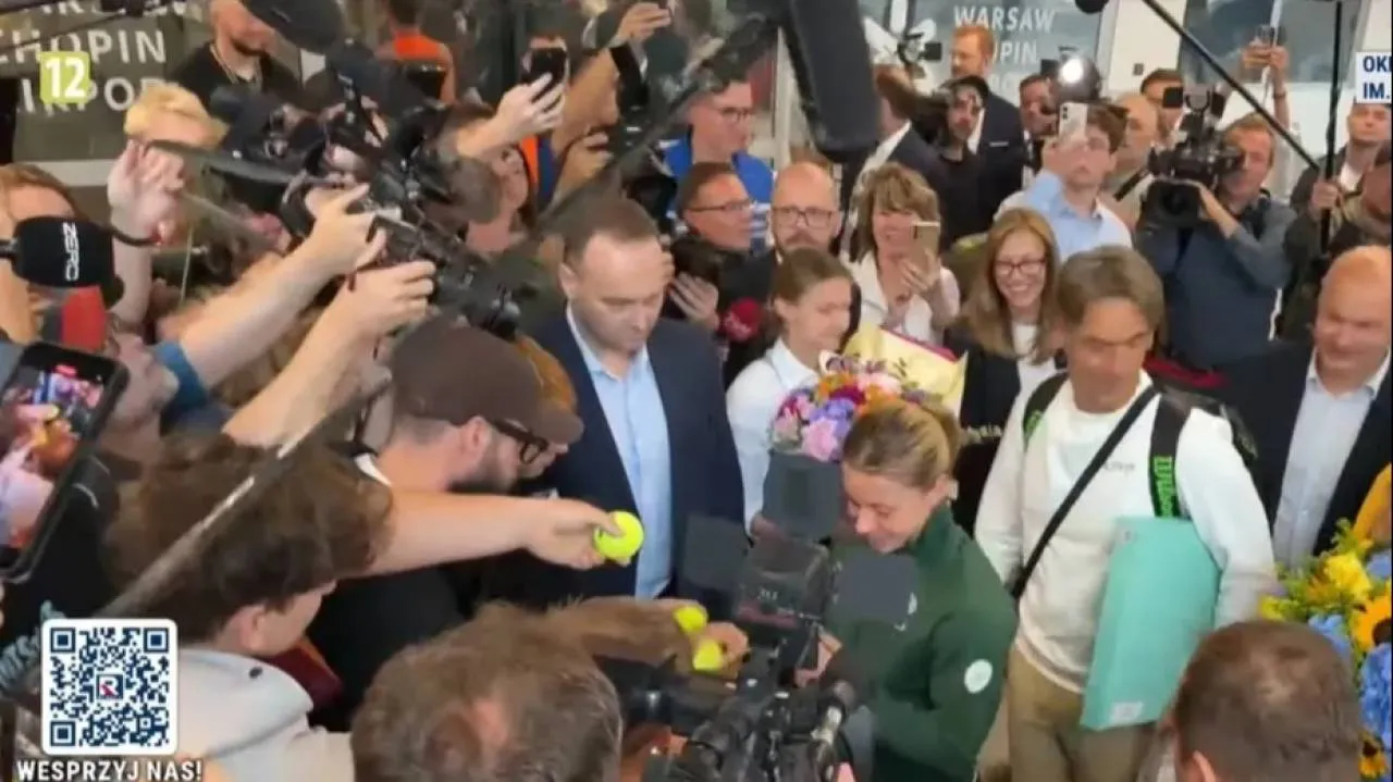 Maja Chwalińska już w Polsce! Szał na lotnisku po powrocie finalistki French Open