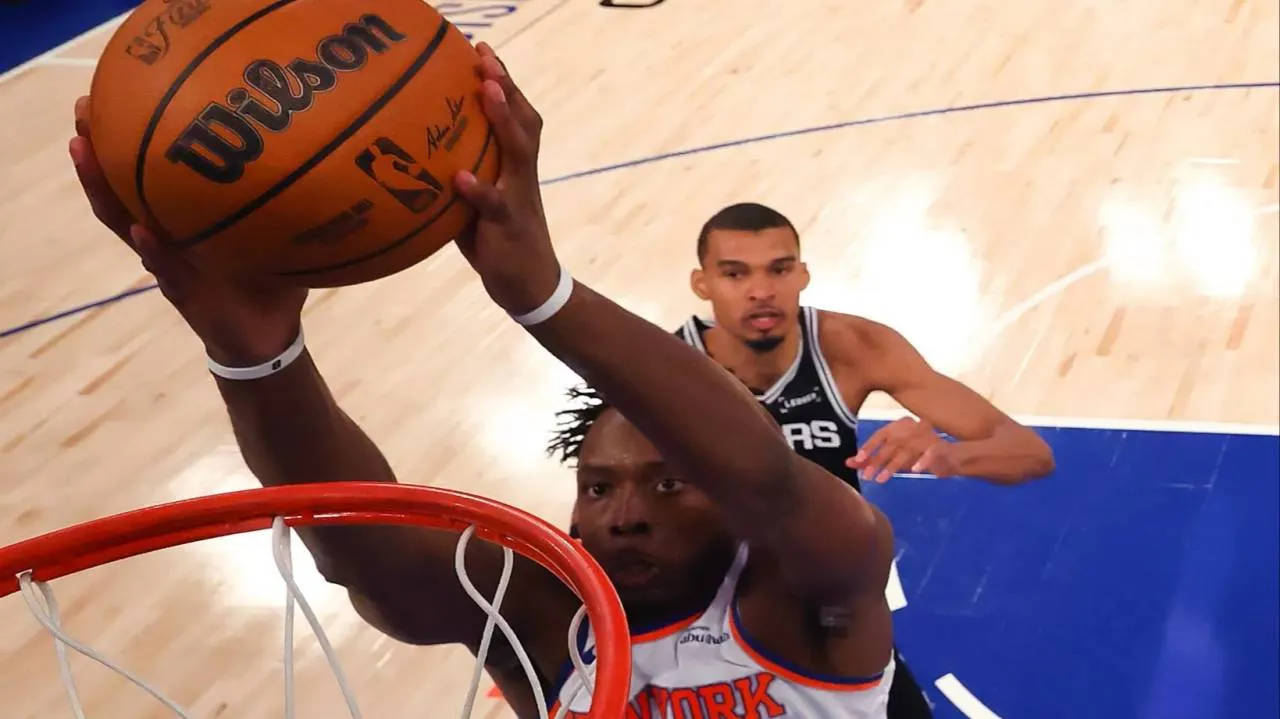 Symboliczny występ Sochana i wizyta Trumpa. Spurs gonią Knicks w finałach NBA