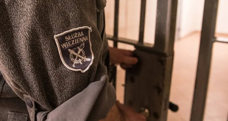 Zabójcy skazani na dożywocie, a nie siedzą w więzi