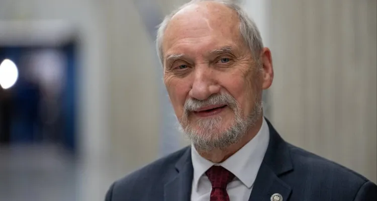 Prokuratura postawiła zarzuty Antoniemu Macierewiczowi. "Mów
