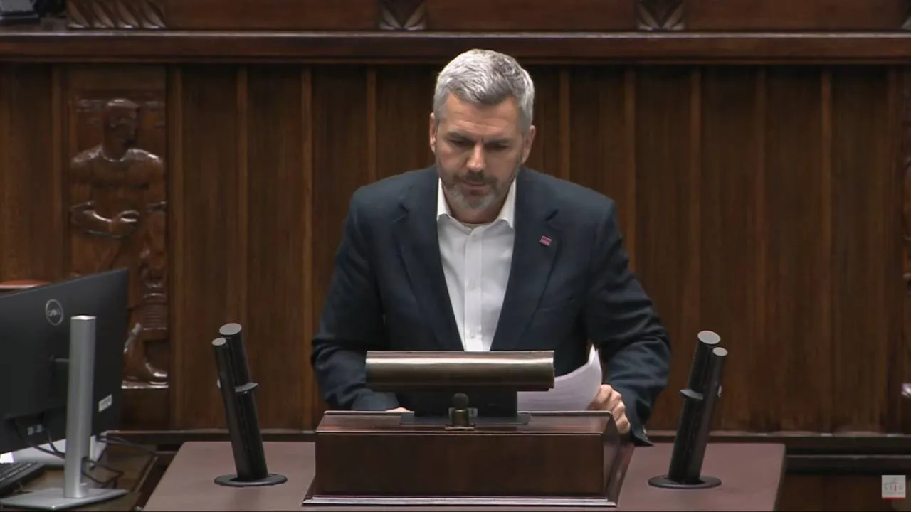 "Koryciarska patologia". Poseł Razem mocno skrytykował Kierwińskiego