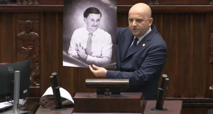 Pakt migracyjny wchodzi w życie. Poseł pokazał jed