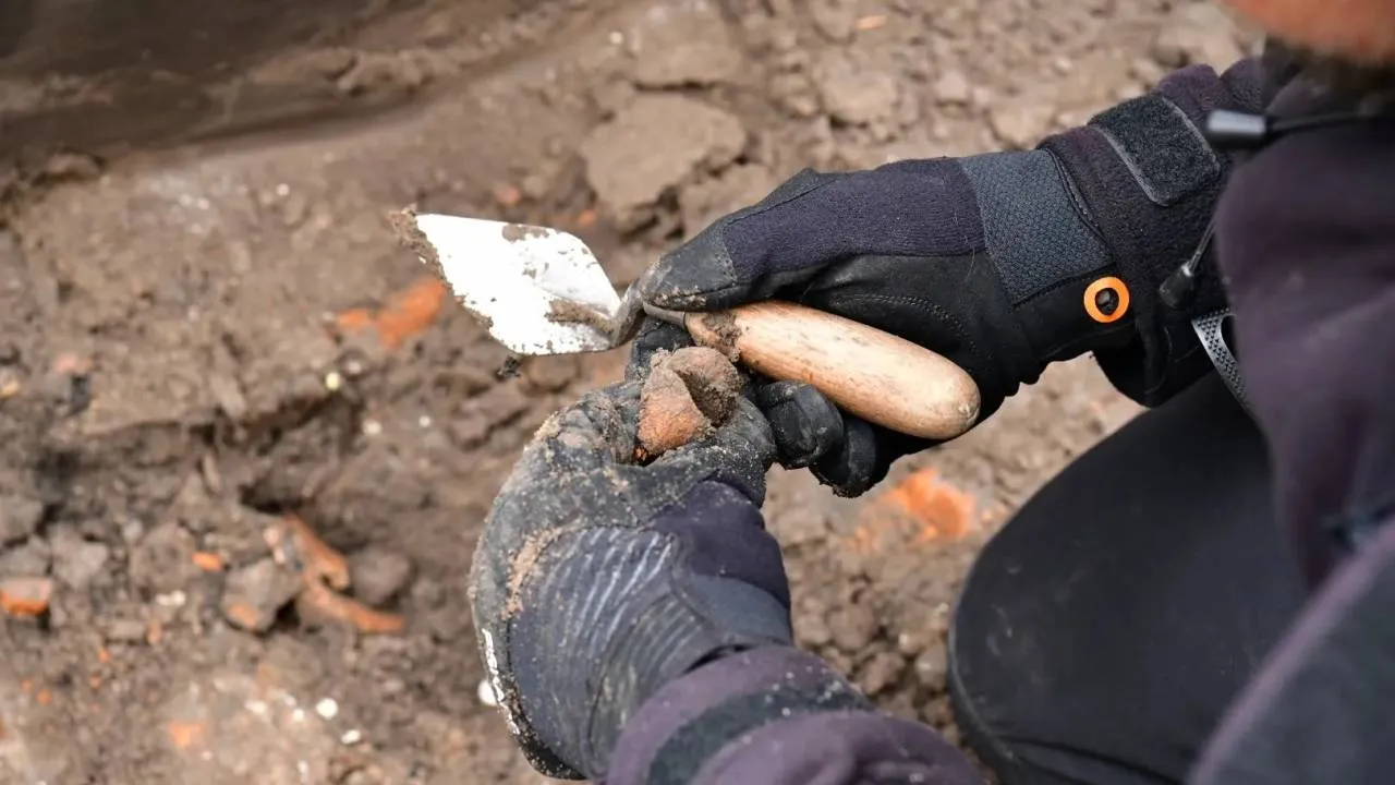 Pierwsza mogiła odkryta w Hucie Pieniackiej. "Ujawniono szczątki ludzkie, częściowo spalone"