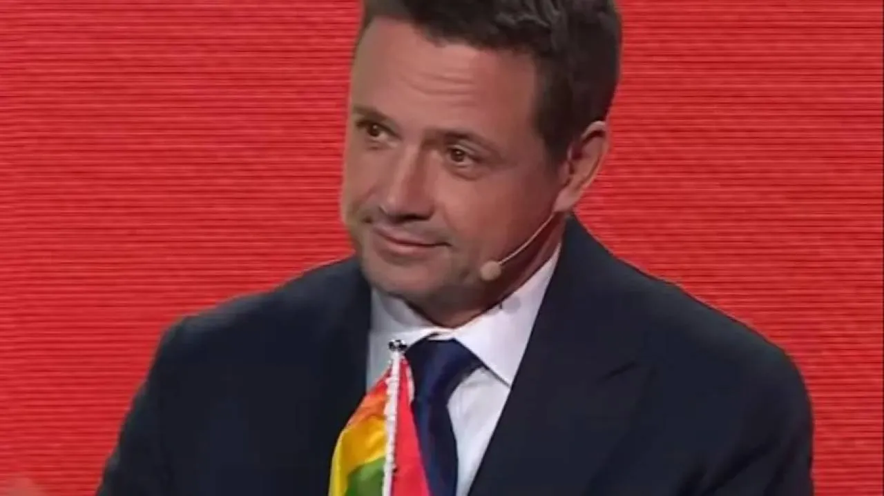 Trzaskowski pozuje na tle tęczowych flag. Internauci nie zawiedli