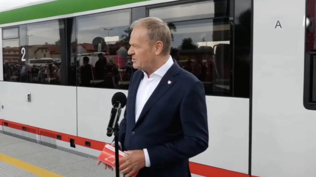 Tusk zaskoczony na peronie w Łomży. Dostał pytanie o... wspieranie LGBT