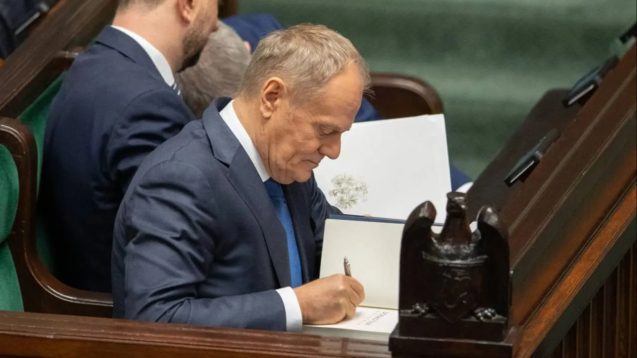 Premier Tusk w pociągu do Łomży. Opozycja nie kryje oburzenia. "Ostro!"