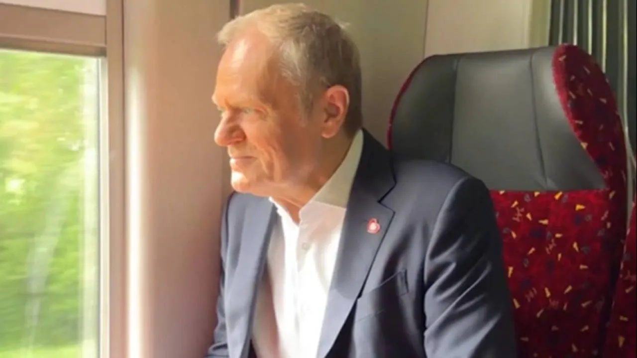Tusk lansował się w pociągu. "Wozisz się na naszych sukcesach, Donaldzie"
